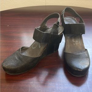 OTBT black wedges